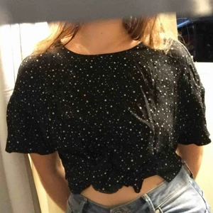  - Skitsnygg stjärntröja i luftigt och svalt material, perfekt till sommaren! I väldigt bra skick 
