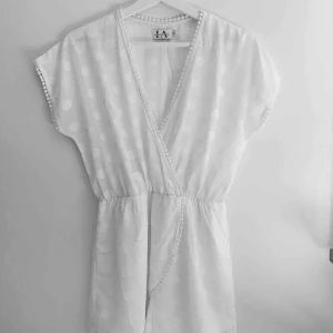  - Vit playsuit från Linn Ahlborg kollektion för NAKD. Endast använd 1 gång. Köparen står för frakten💕