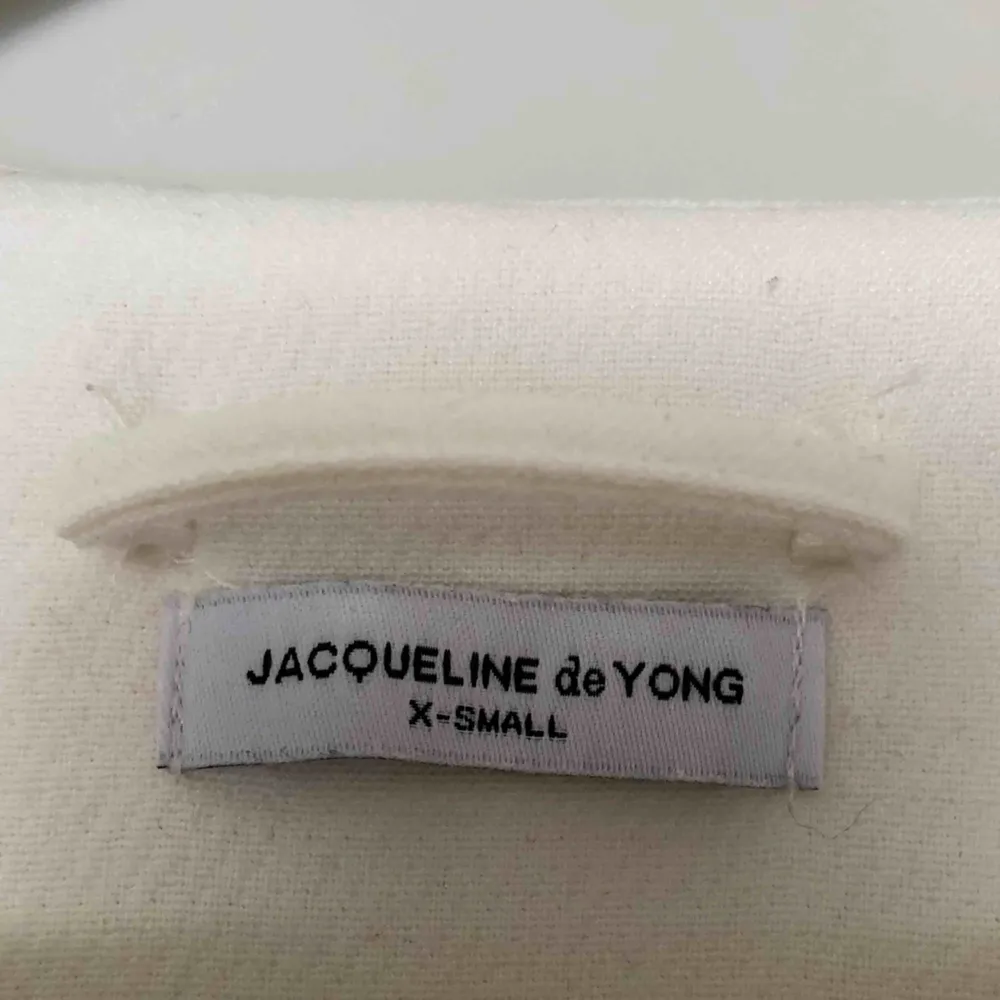 En jättefin vit kappa perfekt till våren!! Tror jag har använt den en gång så den är i superfint skick😍 Det är märket jaqueline de yong men den är köpt på only!  •Frakt tillkommer på 63kr!!!. Jackor.