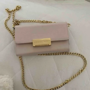  - Plånboksfodral som man kan ha som väska. kostar från början 599 kr, är till iPhone +. Frakt tillkommer för köparen.