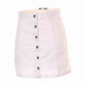  - Jättesnygg vit jeanskjol från Gina tricot i bra skick