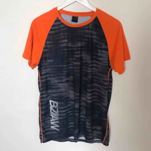 Tränings t-shirt - Härlig tränings t-shirt från KappAhl i storlek M! Bra skick. Köparen står för frakten men kan även mötas upp i Uppsala, Knivsta eller Sigtuna. Tveka inte att fråga mig om något! 
