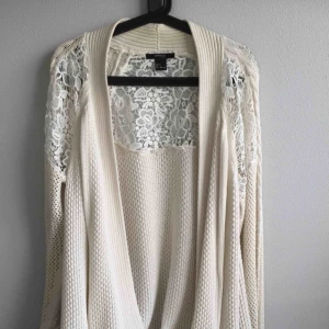  - Gräddvit kofta i grymt skönt material med snygga spetsdetaljer på axlarna och ryggen. Storlek XL, men jag har S i vanliga fall och på mig blir den en sjukt fin oversize-modell! Så jag skulle säga att den passar alla storlekar :) 