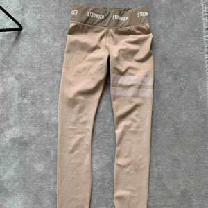  - Träningstights ifrån stronger. Använda endast en gång, jättefint skick 