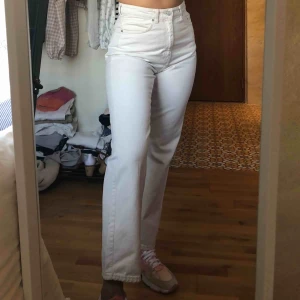  - säljer dessa snygga byxorna i populära slutsålda modellen Row från weekday då dom blivit lite korta för mig. Skulle säga att dom passar både 28/29/30 i storleken, jag brukar ha storlek S i byxor 💓 Nyskick!! 