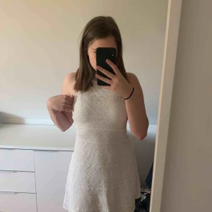  - Vit spetsklänning ändast använd en gång. Säljer den då den har blivit för liten för mig tyvärr💗
