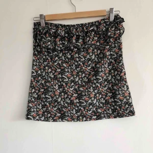  - Blommig kjol 👒 kan mötas upp i Jönköping annars står köparen för frakten