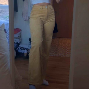  -  Säljer tyvärr dessa supersnygga manchesterbyxorna från Weekday då jag känner att jag inte använder dom tillräckligt ofta 😢 bara använts typ 5 gånger!  börjar budgivning nu som avslutas torsdag 23:59, lägg och se bud i kommentarerna 💜