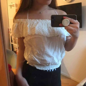  - En jättefin och skön topp som är så gott som ny. Står att det är storlek 44 men jag som har 36 passar den perfekt på. Den är skrynklig för att den har legat i garderoben. 