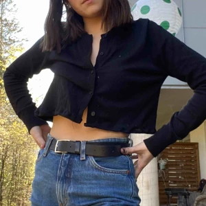  - En supergullig kofta med knappar i svart! Jag brukar ha xs och den passar mig! Den är perfekt nu till sommaren då den är hyfsad tunn och croppad! Ni står för frakten 🚚✨