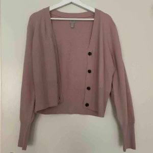  - Jättefin smuts-rosa kofta från H&M! Endast använd ett fåtal gånger så i jättebra skick. Frakt tillkommer 