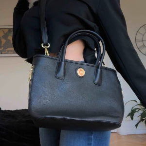  - Handväska från Don Donna med guldiga detaljer