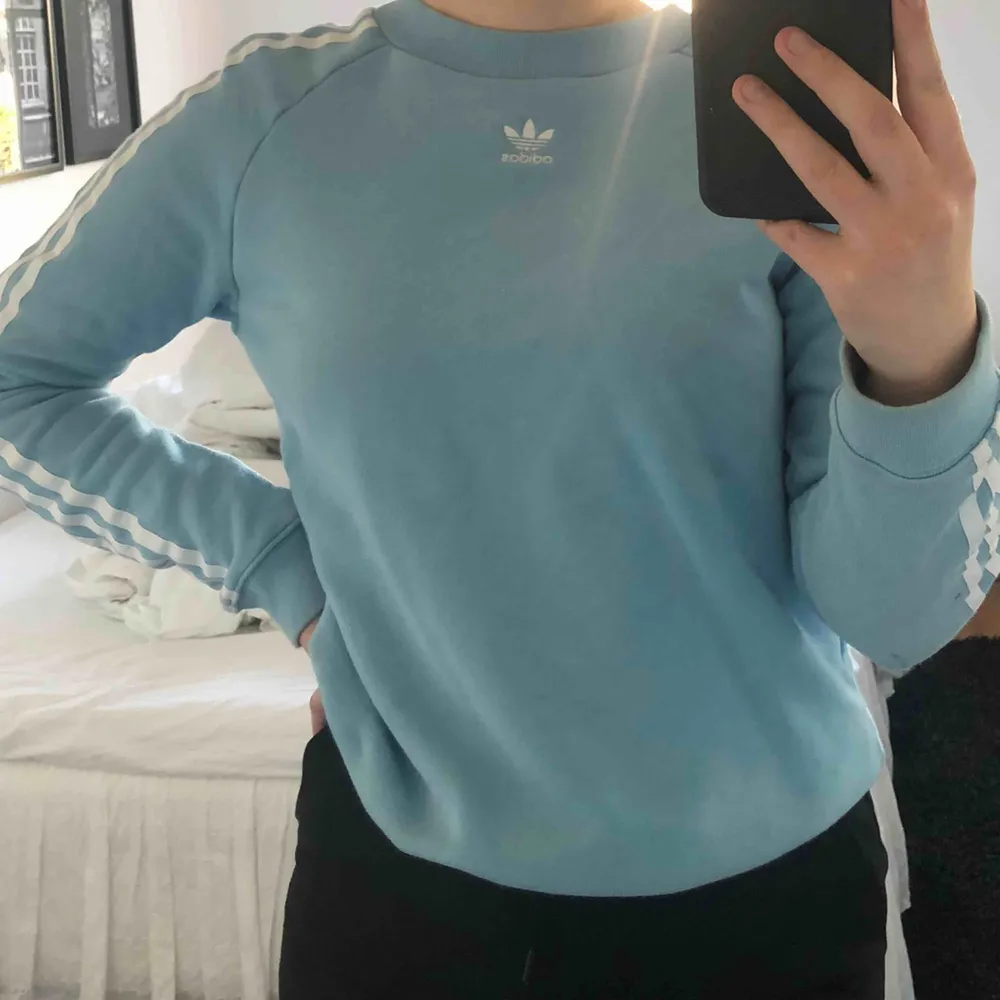 Blå adidas sweatshirt! Köpt för 500 och är i fint skick!. Hoodies.