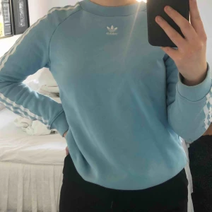  - Blå adidas sweatshirt! Köpt för 500 och är i fint skick!
