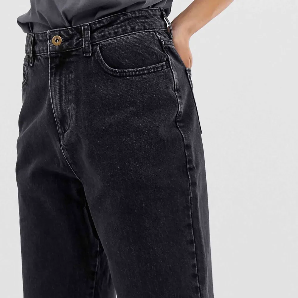 Snygga svarta jeans från asos i rak modell. Storlek W30/L30📍Har bara testat en gång så är därför i nyskick. TIPS! Om man är osäker på storleken kan  man kolla in storleksguiden på asos hemsida! 📍FRI FRAKT📍. Jeans & Byxor.