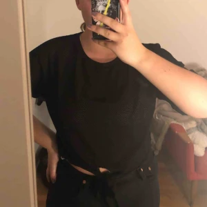  - Svart ”hålig” ( kolla andra bilden för att se materialet ) träningströja från Cubus, går att använda som vanlig tröja med såklart. 