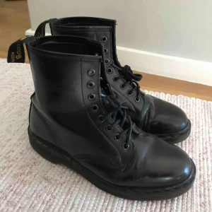 Dr martens  - Lite stora för mig så är kluven om jag ska sälja de eftersom de är så himla fina! Har 39 i air force annars. Köparen står för frakten. Lite repiga skrynkligt läder och är defekta vid veken då de har använts, kan gå ner i pris vid snabbaffär