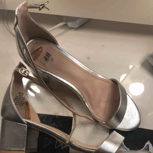  - Silvriga klackar från H&M endast använda en gång! Klacken är 4 cm hög