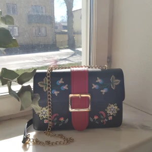 Väska  - Skitfin handväska som pimpar upp de mest basic outfitsen där hemma 😍 Väskan behöver en ny ägare då jag inte fått så mycket andvändning för den ✨ 