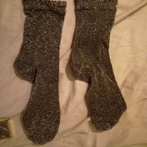 Glittriga strumpor monki  - Frakt tillkommer 