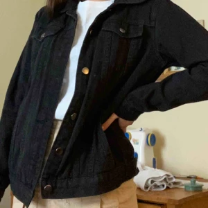  - Superfin jeansjacka från boohoo! Har använt fåtal gånger! Frakt ingår i priset.