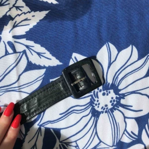  - Svart bälte, lite slitet men passar stilen. Kan fraktas, köparen står för frakten.