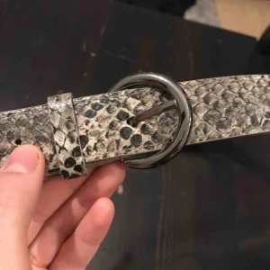  - Bälte i fejk läder 🌸💕💓💞