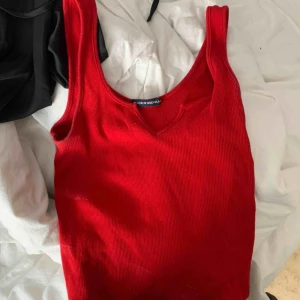  - Så fin röd topp från brandy Melville, den är i nyskick. Skriv för fler bilder🥰🥰
