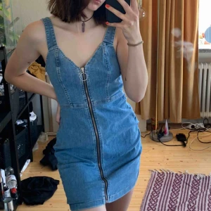  - Supersöt jeansklänning! säljes då den är lite för stor och aldrig kommer till användning 💕 frakten ingår alltid i priset 