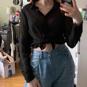  - Genomskinlig svart skjorta 