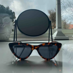  - Köparen står för frakt, kan mötas upp i Borås🌸 • Säljer dessa coola glasögon ifrån H&M  • Ej använda endast testade • Brun/svart färg • Inga repor