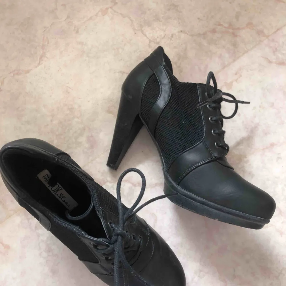 Högklackade svarta skor i storlek 37, fint skick! Köpare står för frakt . Skor.