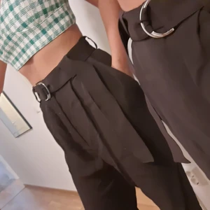 & Another stories  - Snygga högmidjade byxor från Stories. Man kan ta bort bältet pch sätta dit ett annat bälte om man vill.  Knappt använda 