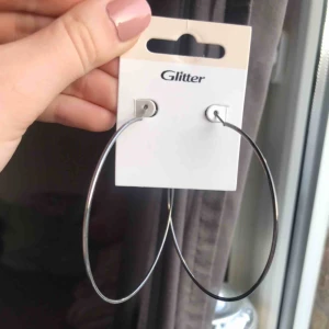 - Snygga oanvända örhängen från Glitter