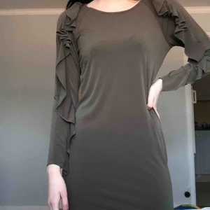  - Jättefin grön klänning i storlek S. Materialet är mjukt och skönt. Jättebra kvalité och fint skick. Köparen står för frakten🦋 