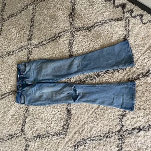 Bootcut med hål på ena knät - Har klippt ett hål på ena knät sitter jätte fint