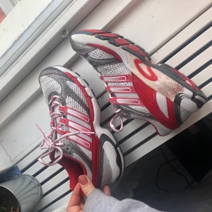 Adidas skor  - Skitsnygga adidas skor, röd/grå,vita, sparsamt använda i storlek 38 men jag skulle bedömma de som en 37,5! Kontakta mig för fler bilder! Frakt tillkommer 