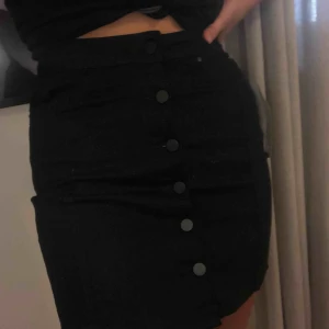  - Helt ny kjol, aldrig använd. Köpare står för frakt!