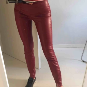  - Säljer mina superfina röda skinnbyxor ifrån zara! Storlek S! Frakt är inkluderat i priset🖤 !!första bilden är lånad!!