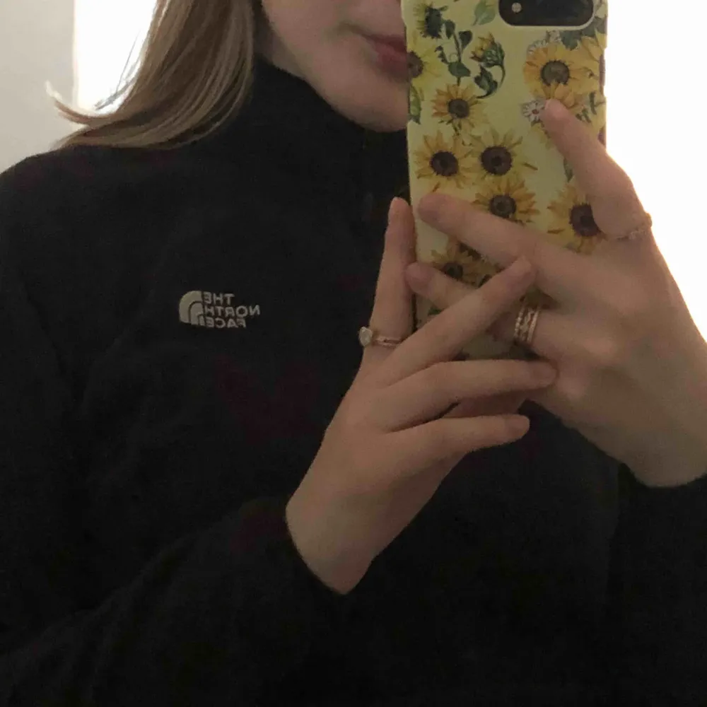 tunn fleece från The North Face i bra skick. säljs då den inte används längre. köparen står för frakten! 🌻. Hoodies.