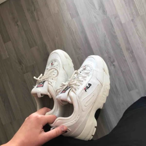  - Säljer mina älskade FILA skor i strl 38 då jag vill köpa ett par andra. Buda!!💛