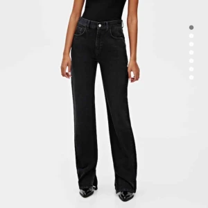  - INTRESSEKOLL på mina skitsnygga jeans från pull&bear då dom tyvärr var lite för små :( modellen på bilden är 177cm lång! Frakt ingår, BUDA I KOMMENTARERNA!! 🥰💖💖