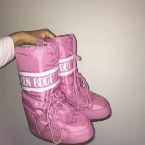  - Superfina moonbootz som jag säljer eftersom att jag tröttnat på färgen :)