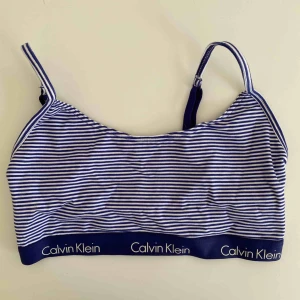  - Fin topp från Calvin Klein, storleken är M men passar även S. Aldrig använd endast provad.