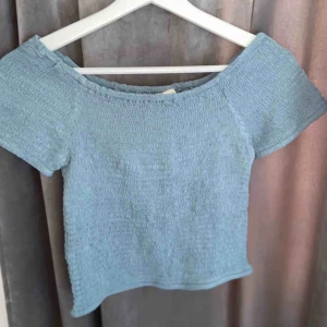  - En blå t-shirt sin aldrig är använd, den är superfin och fungerar perfekt nu till sommaren, jag säljer den då den inte används. Jag vet inte märket då den är köpt i USA.