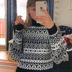  - fin och väldigt mjuk stickad tröja från monki, älskar mönstret! kan frakta eller möta upp i sthlm innerstad :)