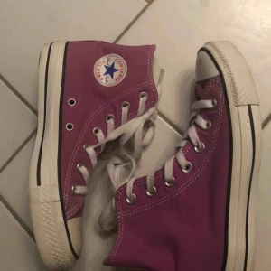  - I princip helt nya lila-rosa äkta converse i storlek 35. Dock köpta för många år sen men inte använda så vet inte om färgen finns kvar längre. 😍 Skicka bud privat! Uppdaterar vad högsta bud är här i  beskrivningen 🦋 högsta bud: 150 + frakt 