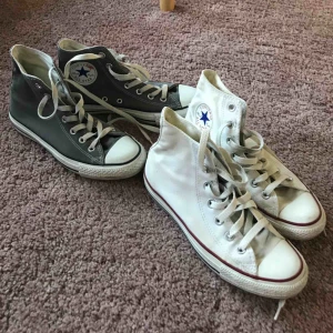  - 100kr/par. Två par converse i vitt och grått. Mycket fint skick🤍🤍