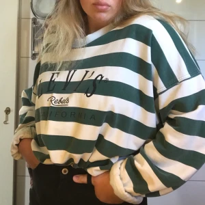 Vintage Levi’s sweatshirt - FINASTE sweatshirten från levi’s, väldigt gammal!!! Den är väldigt stor och lång, framgår inte så bra på bilden kanske, i lite tunnare material. Oversized i modellen! Frakt inräknad i priset
