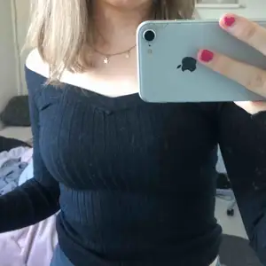 Snygg typ ribbad offshoulder/vringad tröja från Gina tricot🥰 Riktigt bekväm även fast den är tight då den är riktigt stretchig 👍🏼👍🏼 Swipe för ej tydligare bild på materialet  Kan mötas upp i sthlm annars tillkommer frakt, pris kan diskuteras 🥰🥰